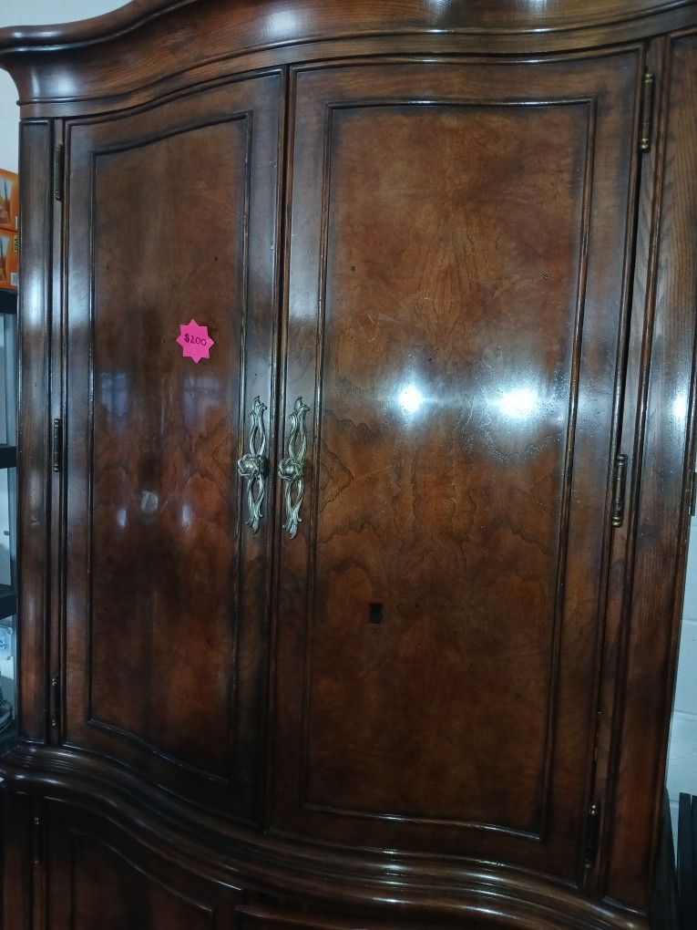 NICE ARMOIRE FREE DELIVERY