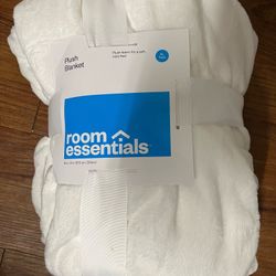 New White Room Essentials Plush Blanket XL Twin .