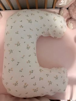 Breastfeeding/nursing pillow