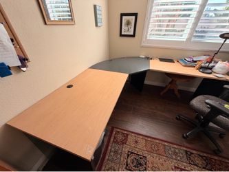 Large corner desk. - FREE