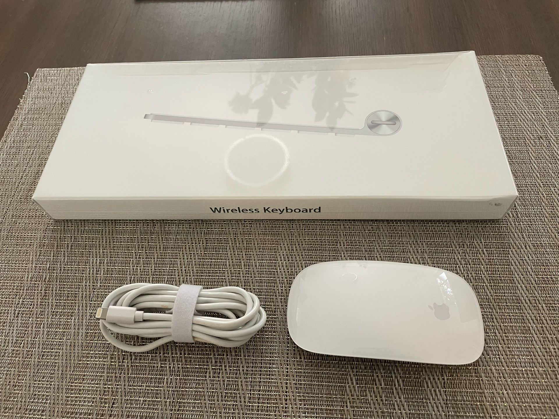 Apple Wireless Kevboard And Apple Magic Mouse !!