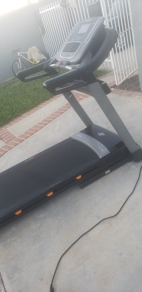 NordicTrack C990 Treadmill (Delivery Available)