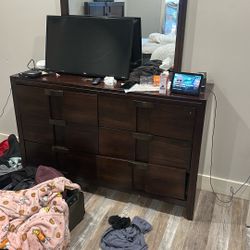 Dresser With Mirror