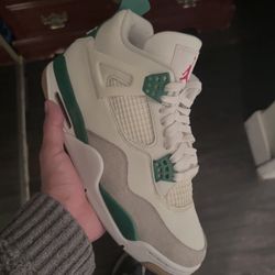 Jordan 4 SB Pine Green Size 9 