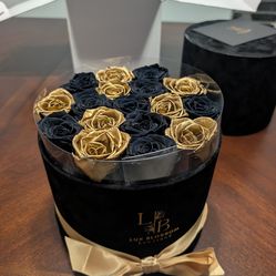 Designer hat box with luxury gold - black roses