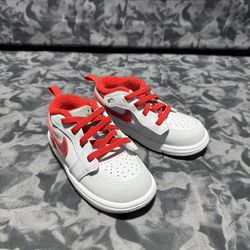 *NEW* TODDLERS BABY NIKE AIR JORDAN 1 LOW ALT SE (TD) GREY/RED (FN9771 018) 8C  The *NEW* Nike Air Jordan 1 Low Alt SE (TD) in Grey/Red is a stylish a