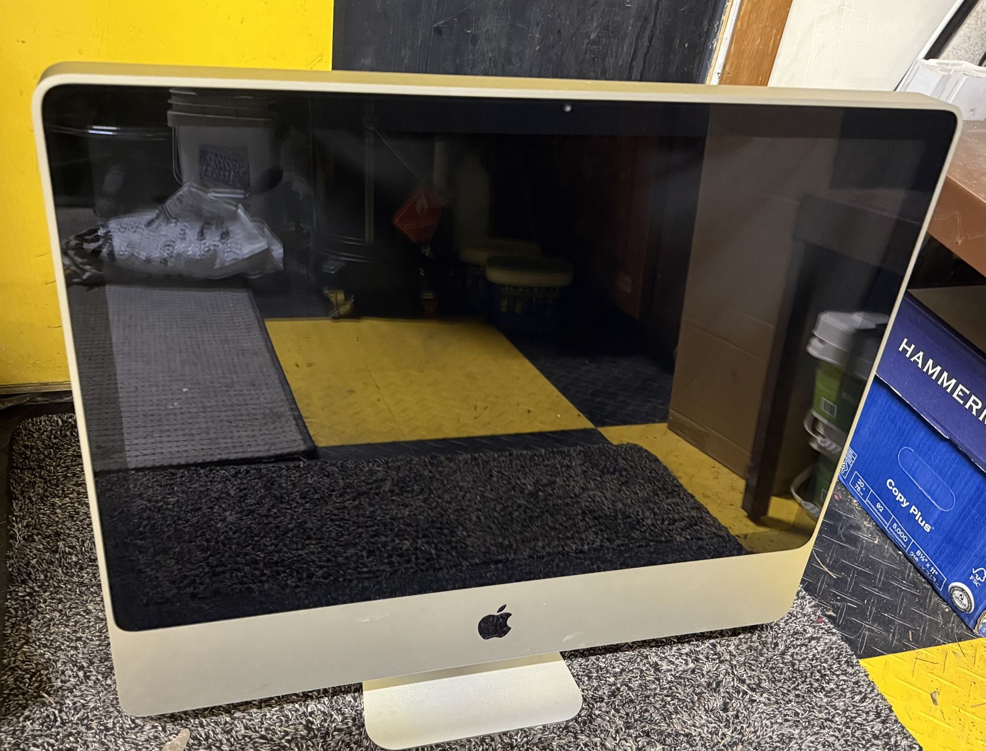 Apple Monitor With Keyboard 