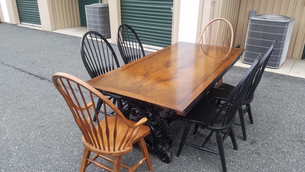 BROWN & BLACK CLASSIC ANTIQUE DINING ROOM TABLE W/ 6 CHAIRS