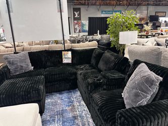 Stunning sectional with ottoman! 🖤🔥 Easy Financing, No credit needed!