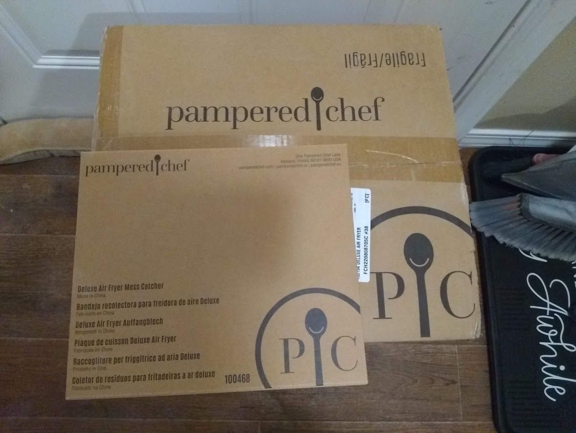 Pampered Chef Deluxe Air Fryer And Mess Catcher