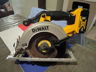 Dewalt skill saw 20v max with 5AH battery