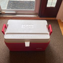 HUGE IGLOO COOLER FOR BOATING, FISHING, CAMPING, BACKYARDS AND MORE. 