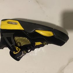 Jordan 4 Retro “Thunder” – Size 8 – Great Condition