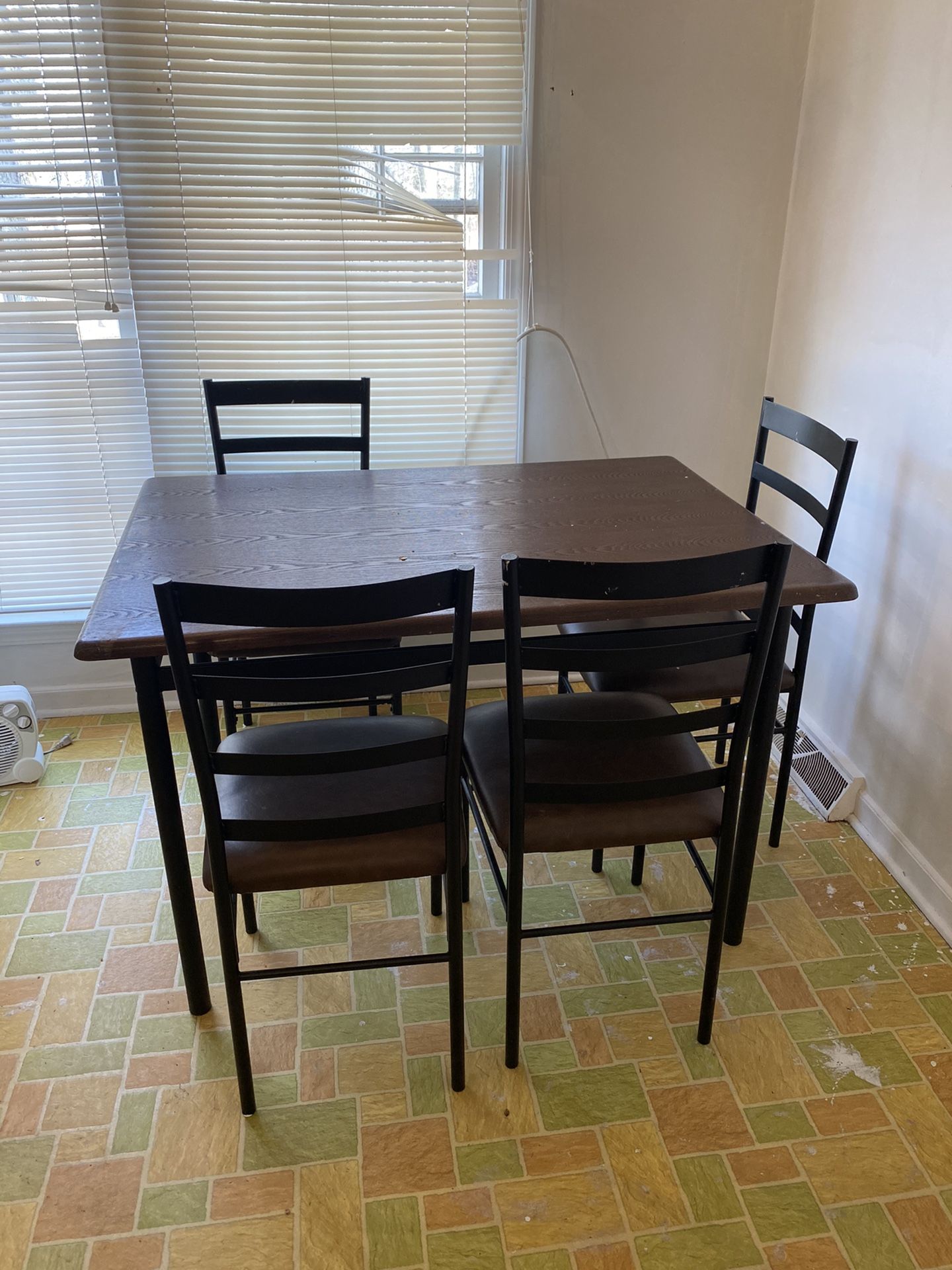 Dining table With 4 Chairs