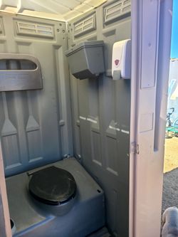 2 baños portátiles con traila incluida