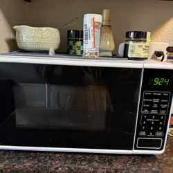 Mainstays 0.7 Cu ft Countertop Microwave’s Oven, 700 Watts, White
