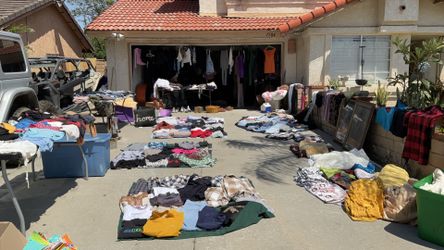 Yard   Sale hoy viernes y sábado