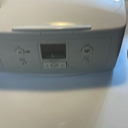  The HP Photosmart 335 (Q6377L) is a compact, portable inkjet photo printer for 4x6" prints, featuring built-in memory card slots, USB connectivity, o