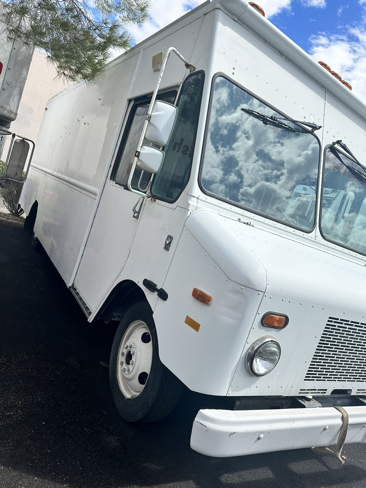 Workhorse P42 Box Truck 26ft
