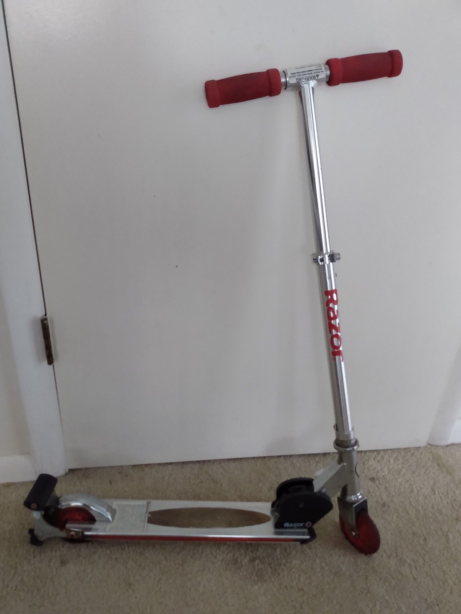 Razor scooter with tire lights and skate scratcher