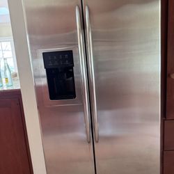GE Fridge Side By Side, Arctica Model, 25 Cu Ft 