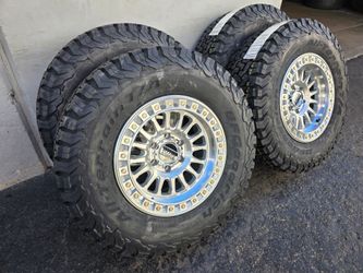 17" KMC w/ 33" BfGoodrich KO2 tires