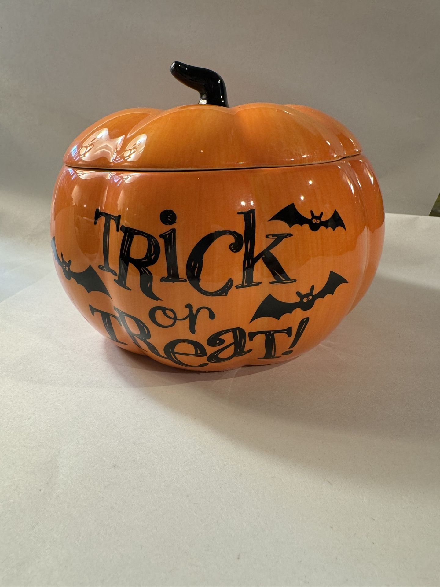 new Hallmark Ceramic Trick or Treat w/lid Pumpkin Decorative Candy Dish Halloween