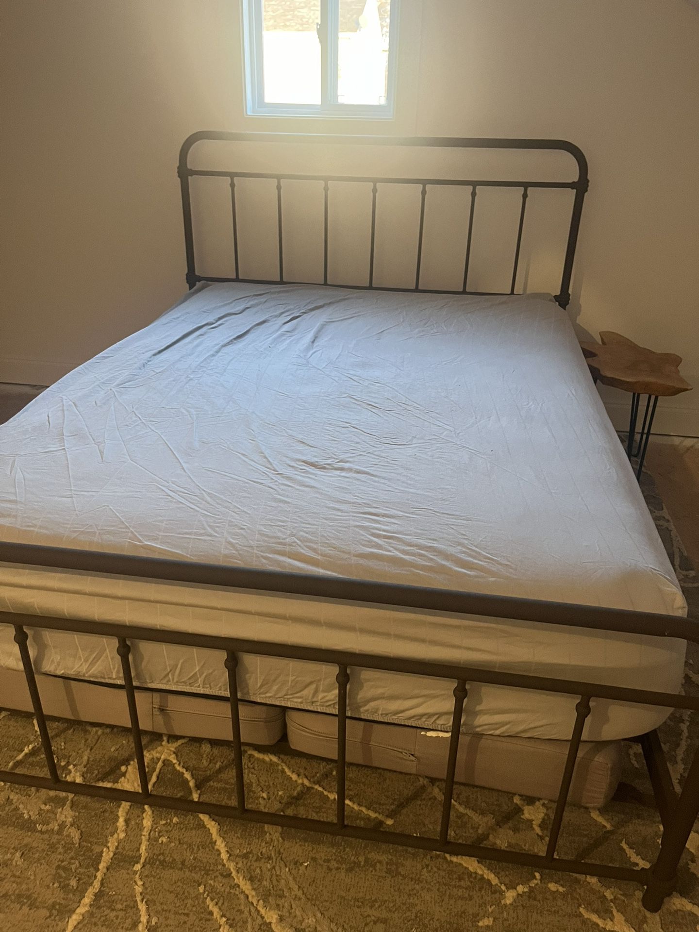 Bed frame With Queen Mattress