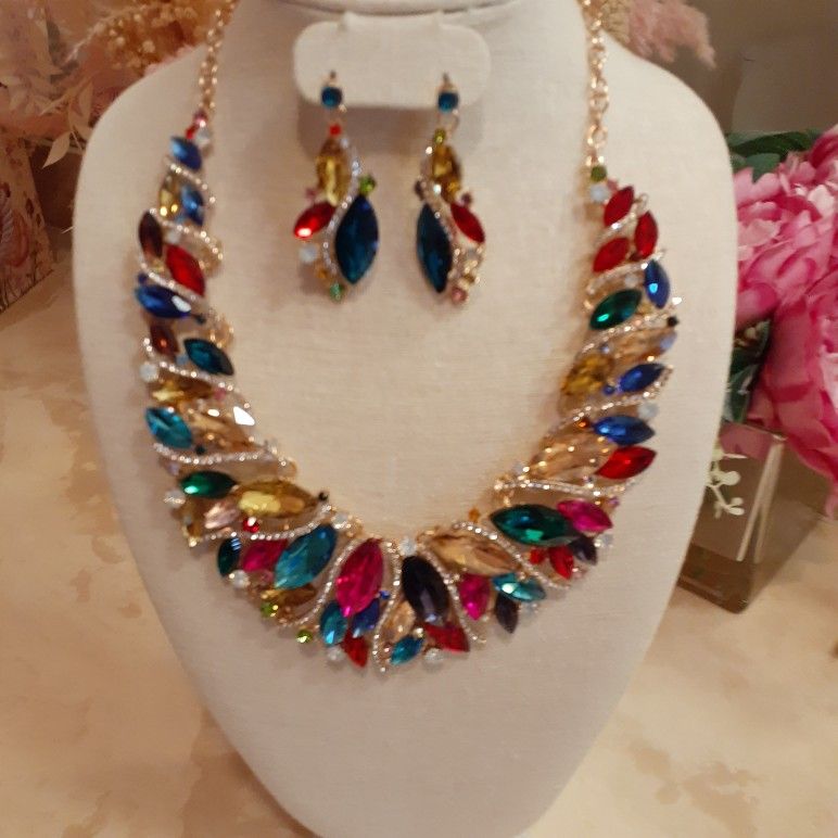 STUNNING LARGE MULTICOLOR BIB NECKLACE SET