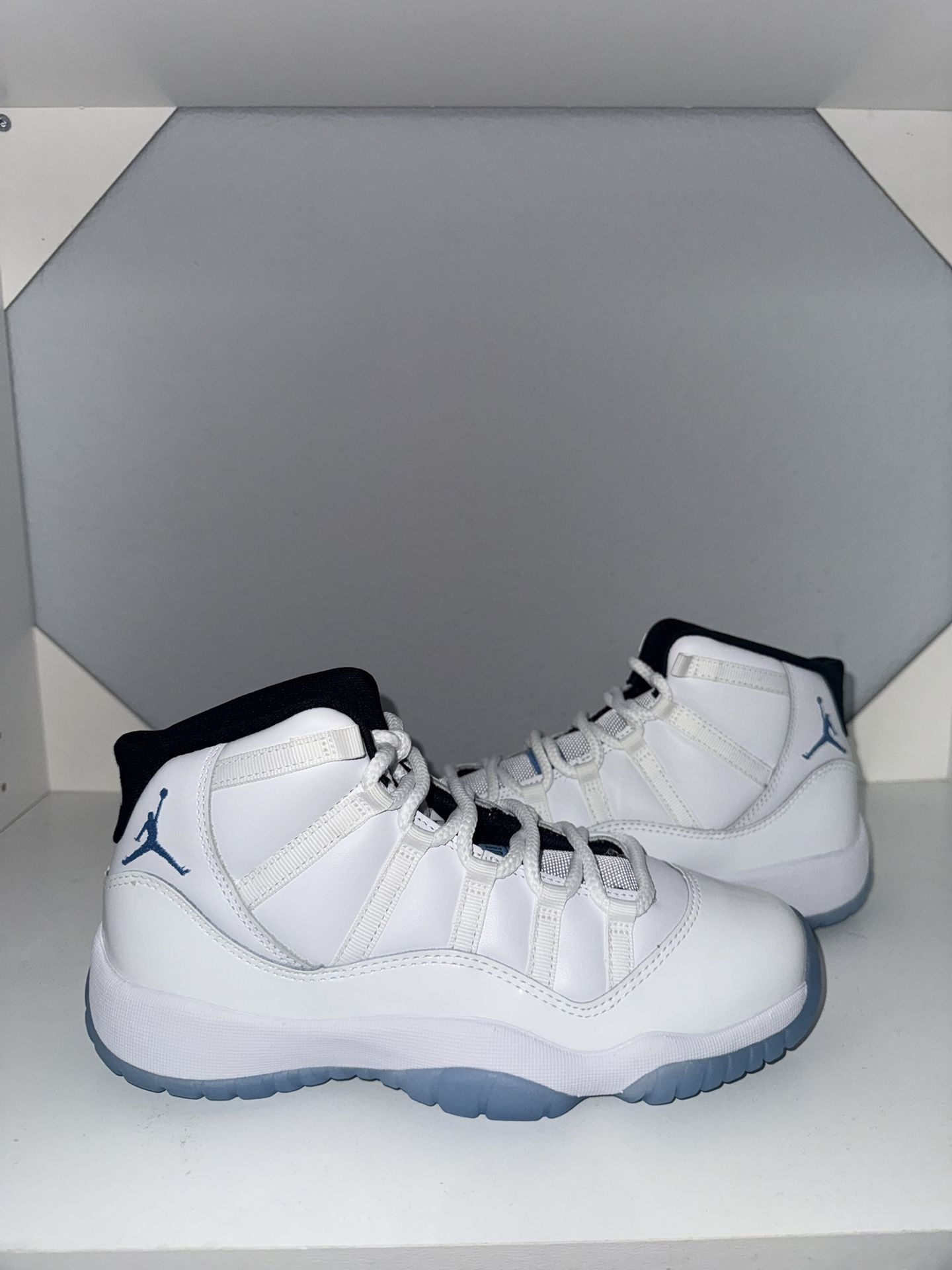 Jordan 11 Legend Blue