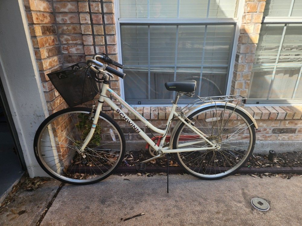 Schwinn Retro Hybrid 700c Bicycle