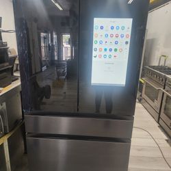 Samsung Bespoke 4-Door Refrigerator with Family Hub Screen – Open Box – Warranty 