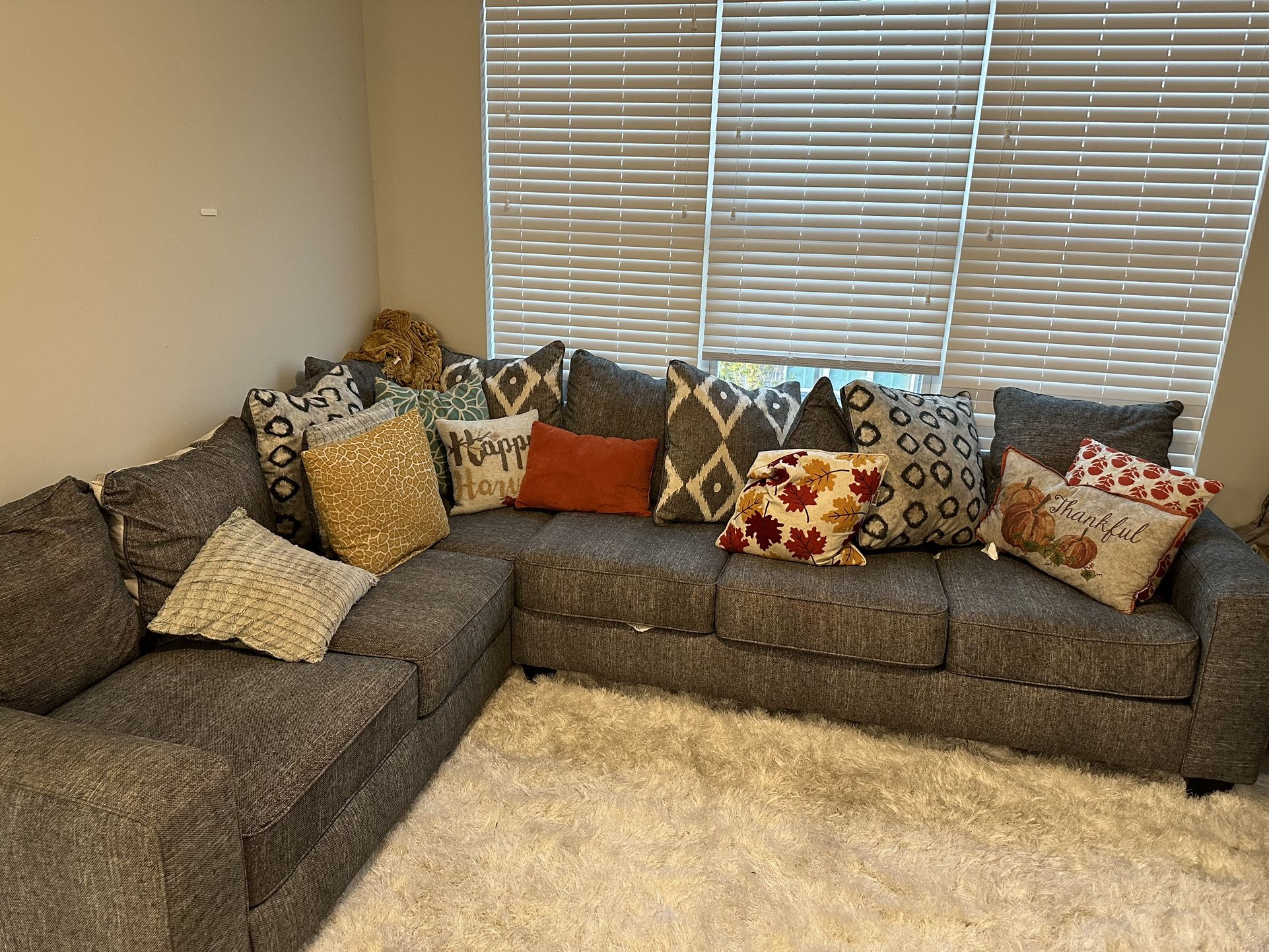 Grey 2pc Sectional (sofa)