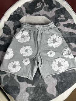 Size M denim tear shorts grey