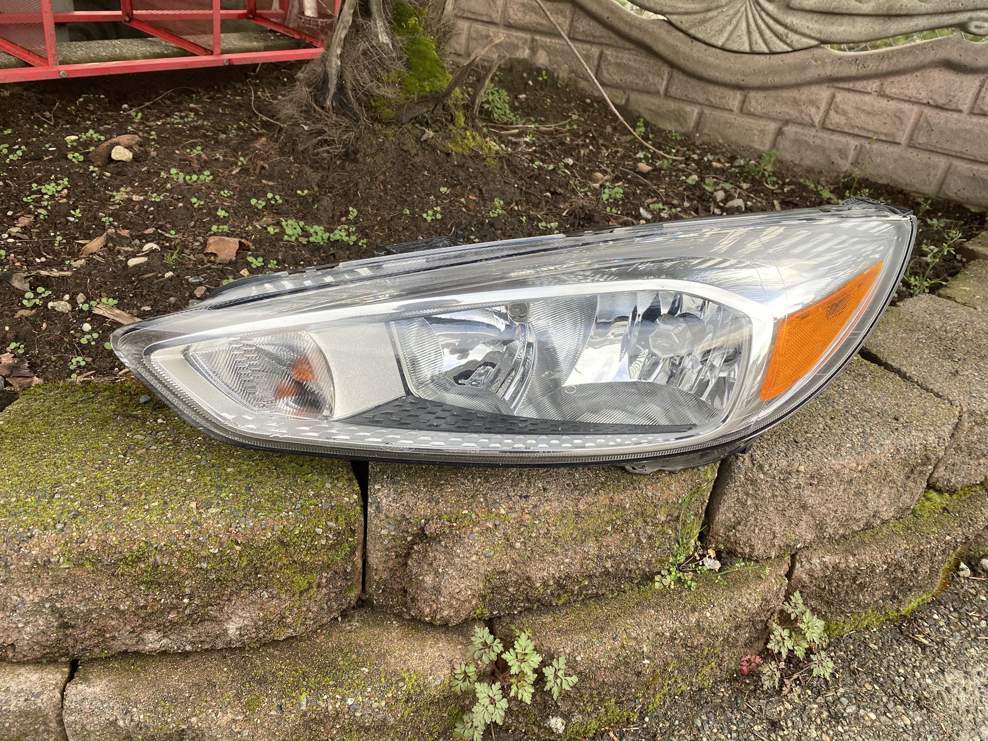 2015-2018 Ford Focus driver LH halogen OEM HEADLIGHT