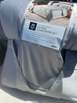 Sateen Comforter Set Brad new