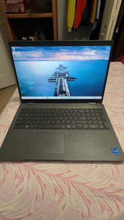 Dell Latitude 3550 – i7 / 16GB RAM / 2TB SSD –  Windows 11 (Charger Included)