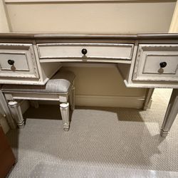 Ashley Realyn Vanity Set