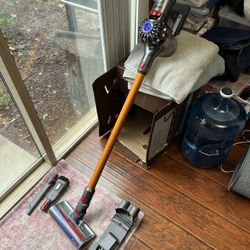 Dyson 214730-01 V8 Absolute Cordless Stick Vacuum Cleaner
