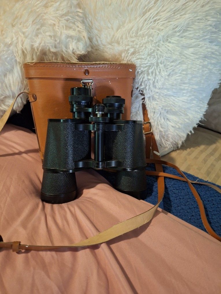 VINTAGE BiNOCULARS WITH STRAP AND CASE
