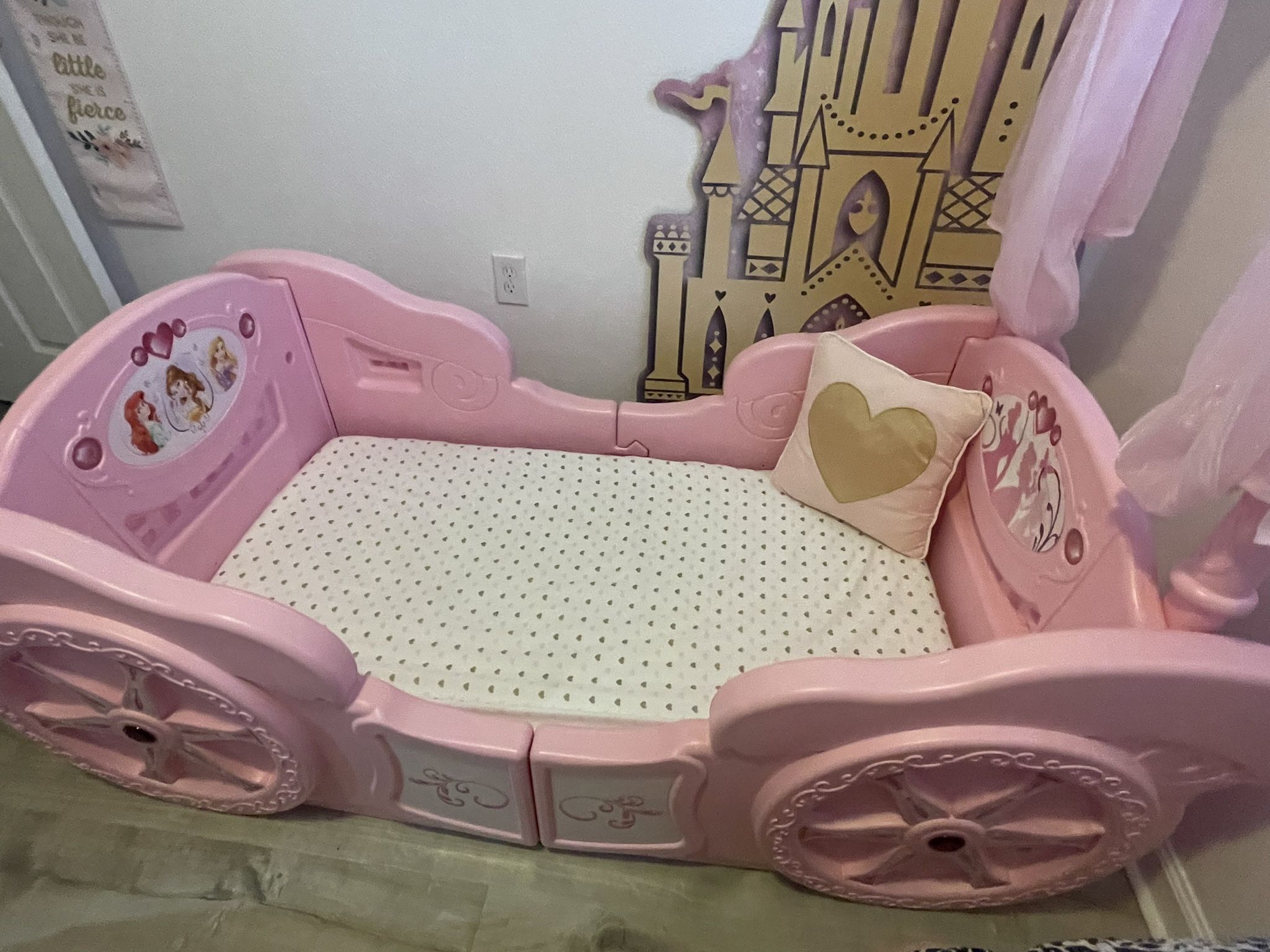 Disney Princess Carriage toddler-to-twin bed never Used