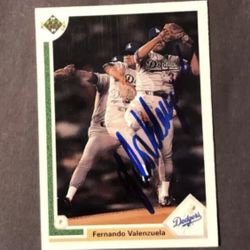Fernando Valenzuela autographed Baseball Card 