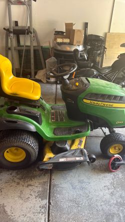 John Deere Riding Lawnmower D155