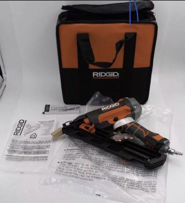 RIDGID 15 Gauge 2 1/2 in. Angled Finish Nailer w/ CLEAN DRIVE Technology R250AFF