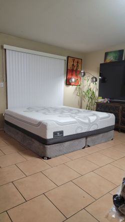 VERY NICE LIKE NEW KING SIZE SERTA SMART REACT MATTRESS AND BOXSPRINGS FOR SALE! IN EXCELLENT CONDITION, FREE DELIVERY