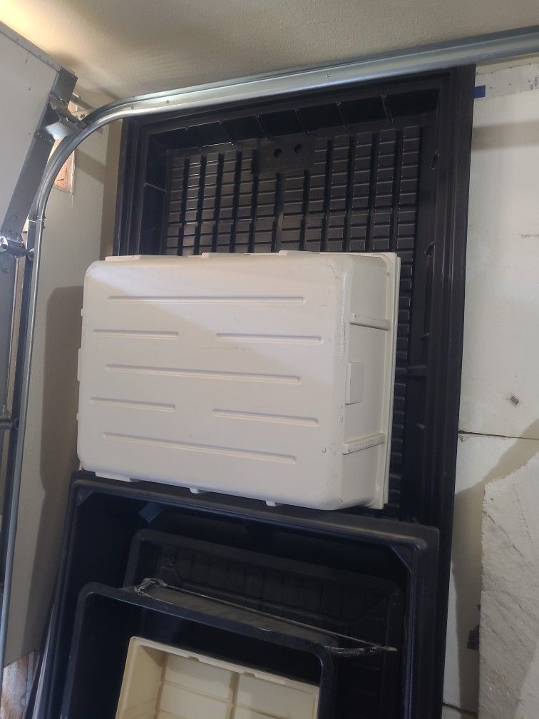 Grow Trays 4'x8', 2'x4', 4 Of Each. 2 250L and 1 200L Reservoirs