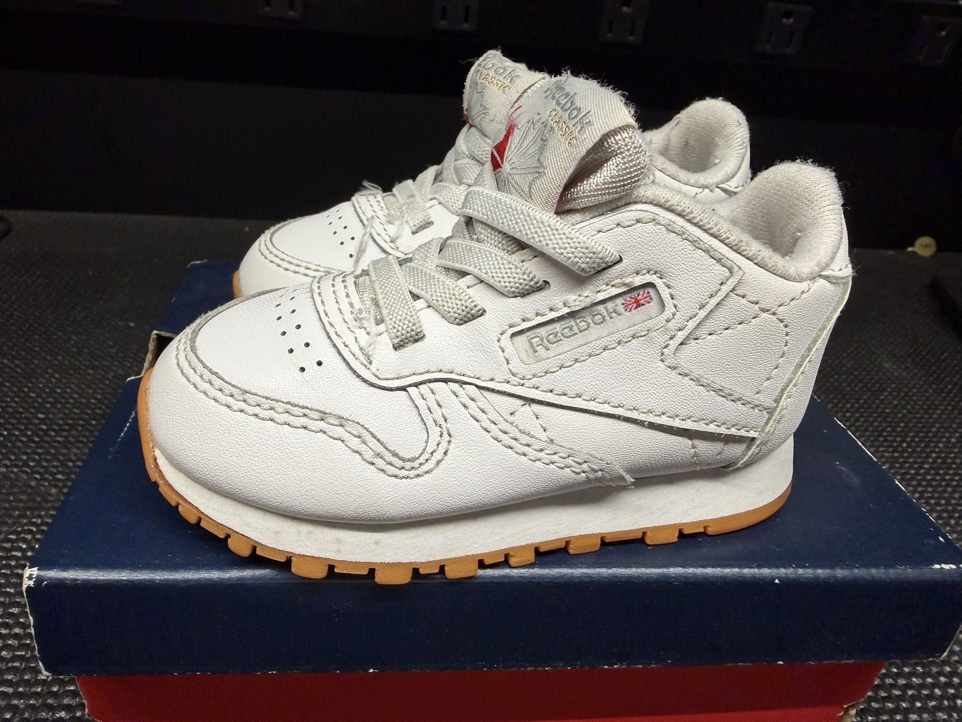 Kids Reebok Shoes / Size 5