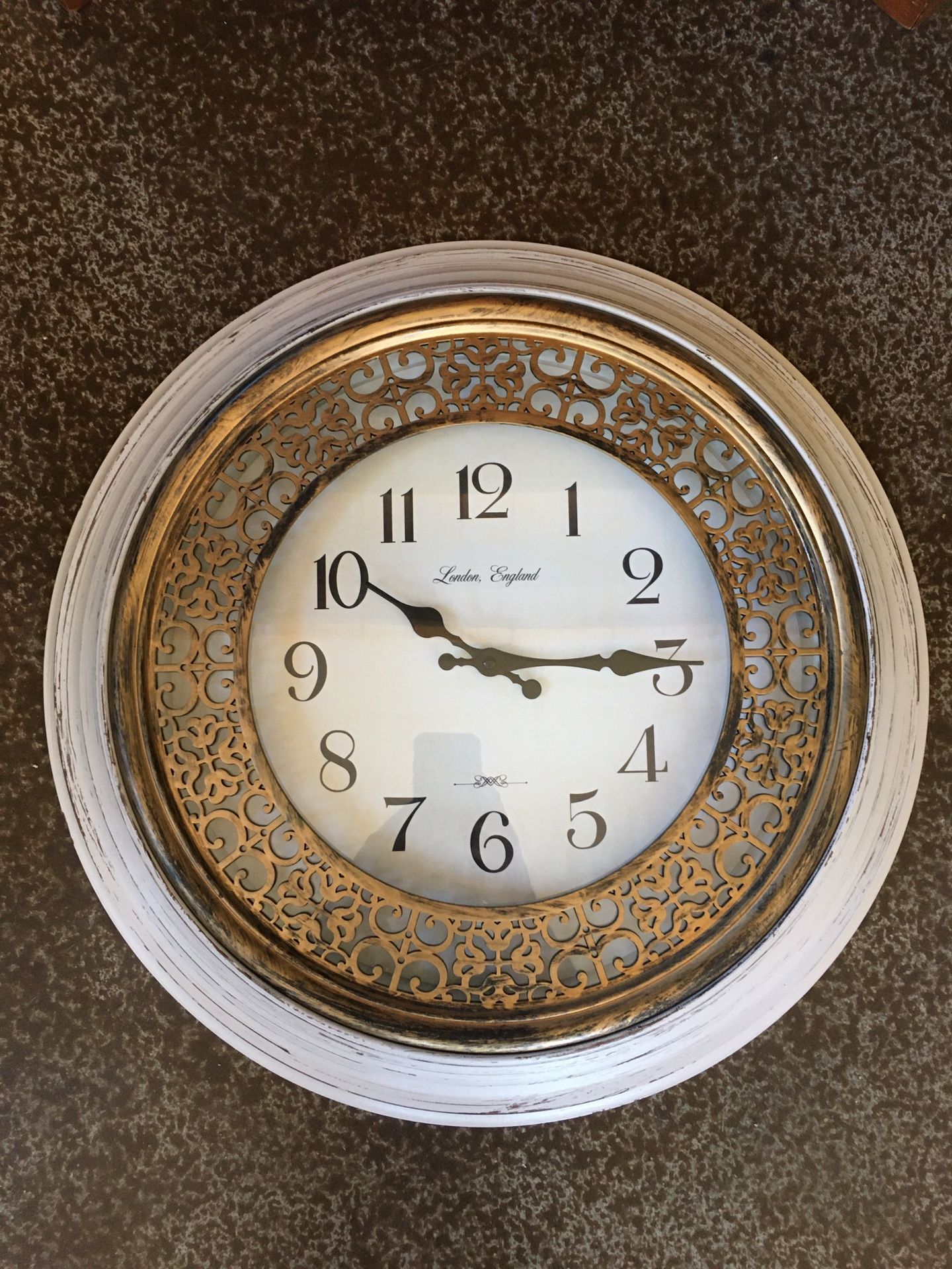 Beautiful rustic wall clock. Battery operated. 20” diameter. Great condition! $12 FIRM