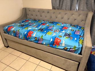 Gray Tufted Upholstered Daybed with Trundle