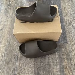 Yeezy Slides ‘Soot’ Size 9 US M